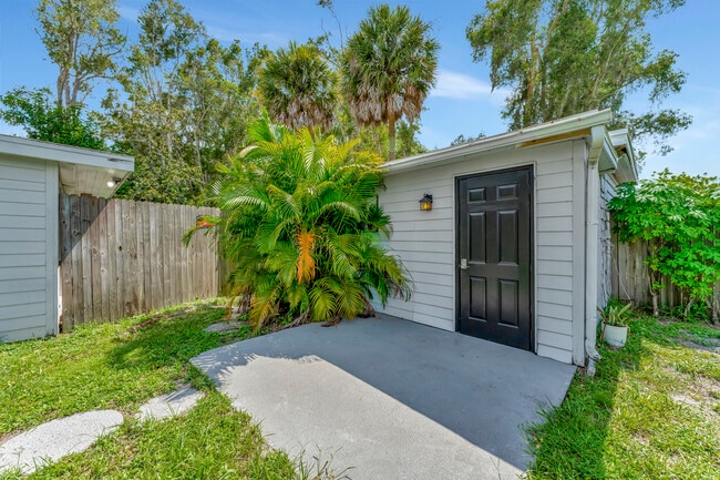 Building Photo - 733 Tarpon Ave