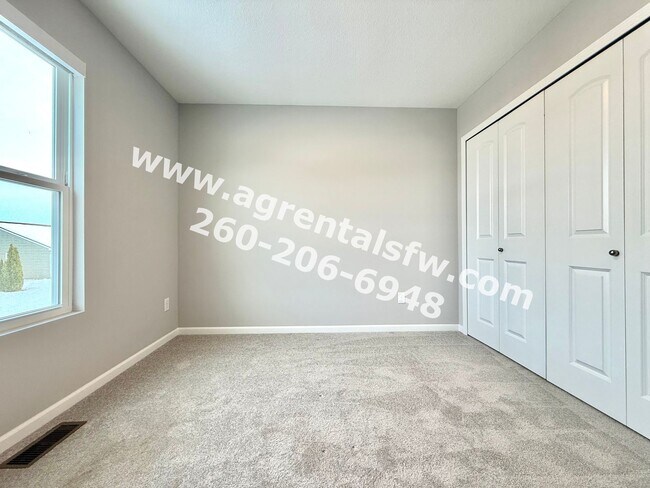 Building Photo - 3 Bedroom Residence