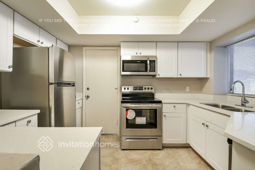 Building Photo - 3231 E Wescott Dr