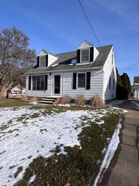 Building Photo - 3 bedroom, 2 bathroom with garage