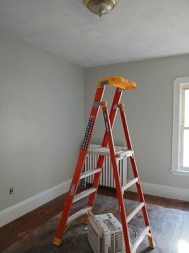 Building Photo - Allston 4.5 Bed  2 Bath - 9/1