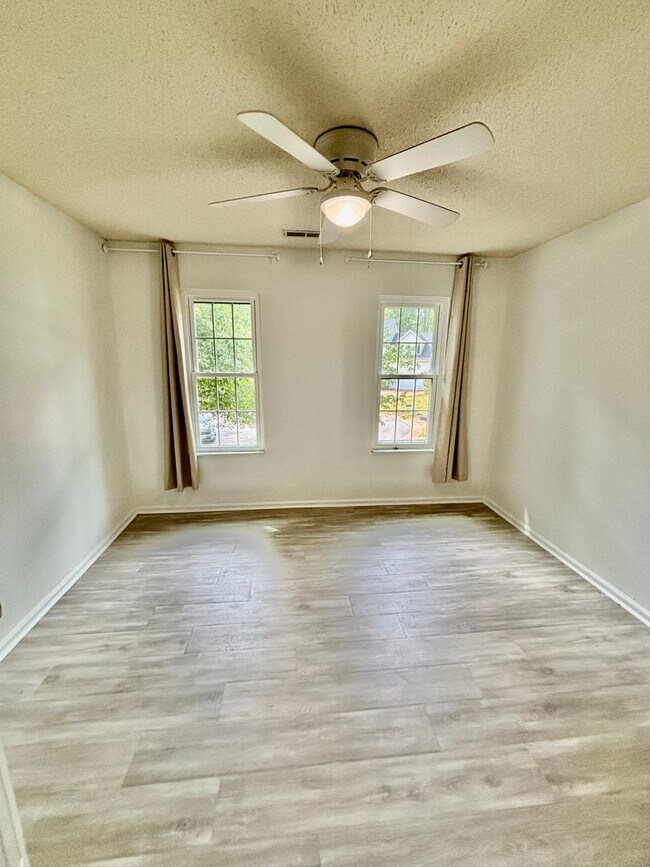 Building Photo - 4 bedroom/ 2.5 bathroom- Village Square of Williamsburg