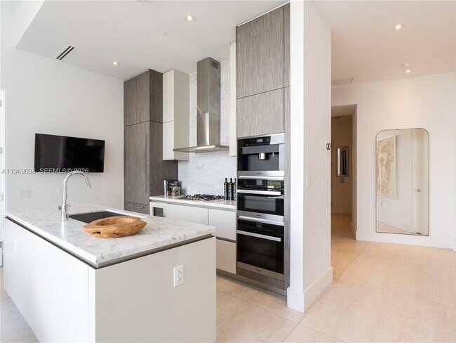 Building Photo - 2669 S Bayshore Dr