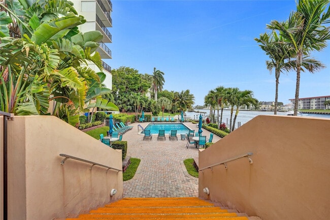 Building Photo - 1150 Hillsboro Mile