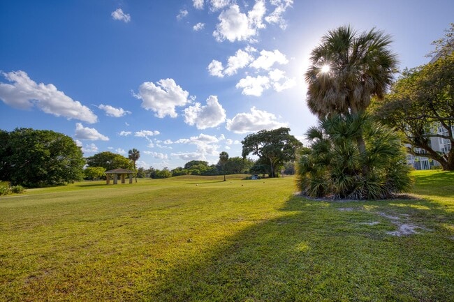 Building Photo - 2950 N Palm Aire Dr