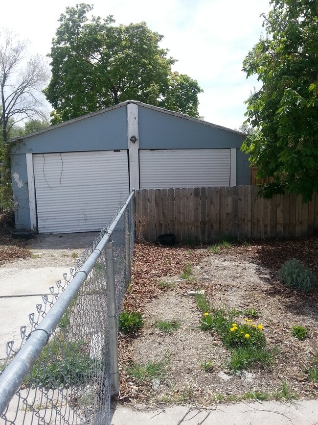 Building Photo - Cute East Side Cottage 3 Bedroom Home