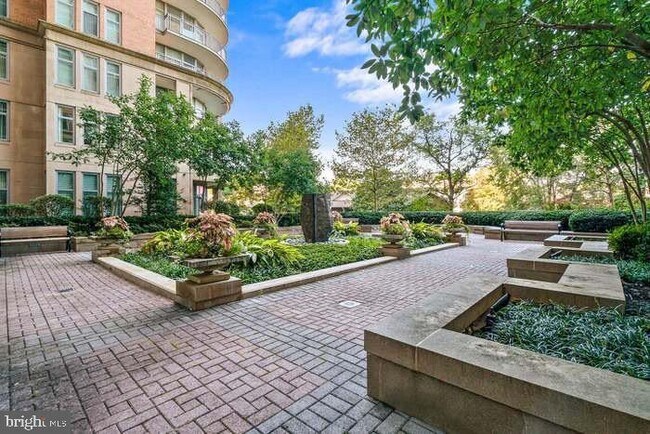 Building Photo - 8220 Crestwood Heights Dr