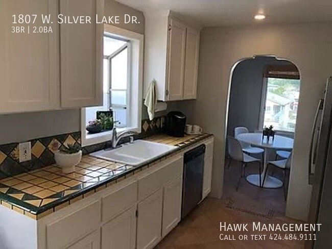 Building Photo - 1807 W Silver Lake Dr