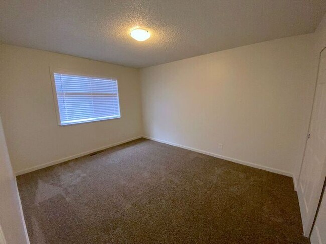 Building Photo - Reno Duplex - Pet Friendly, Garage, Dishwa...