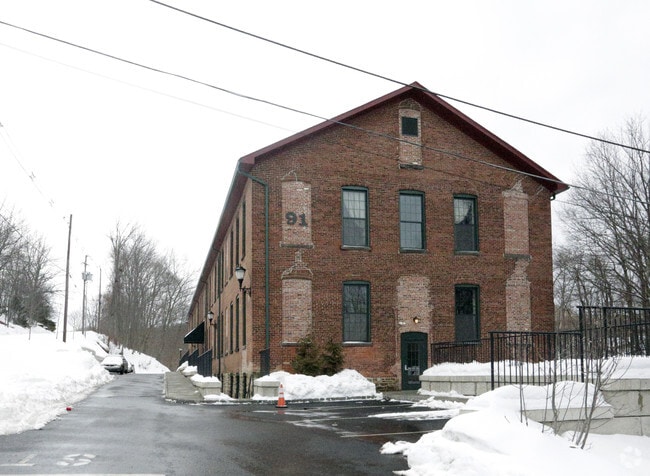 Building Photo - Lion Gate at Granny Brook
