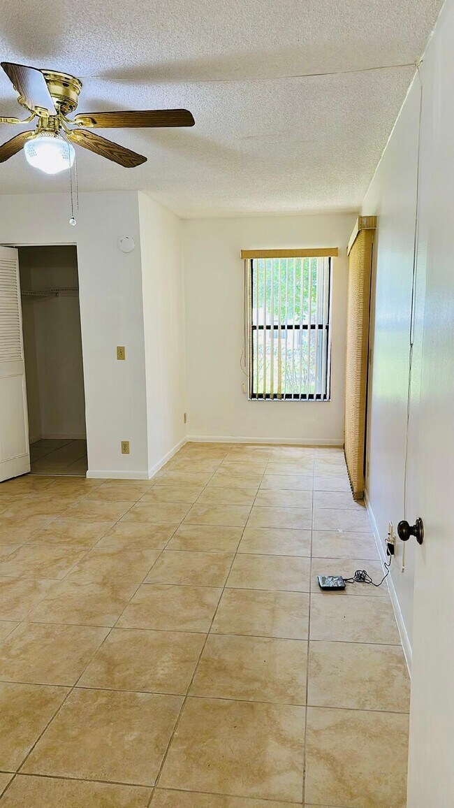 Building Photo - 3377 Lucerne Park Dr