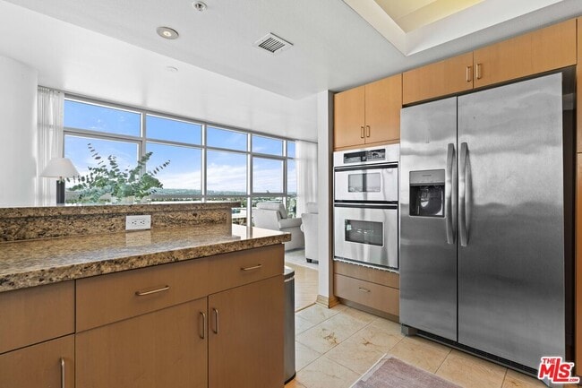 Building Photo - 13700 Marina Pointe Dr