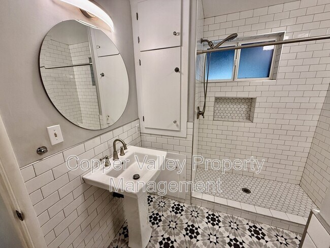 Building Photo - 501 W Glenrosa Ave