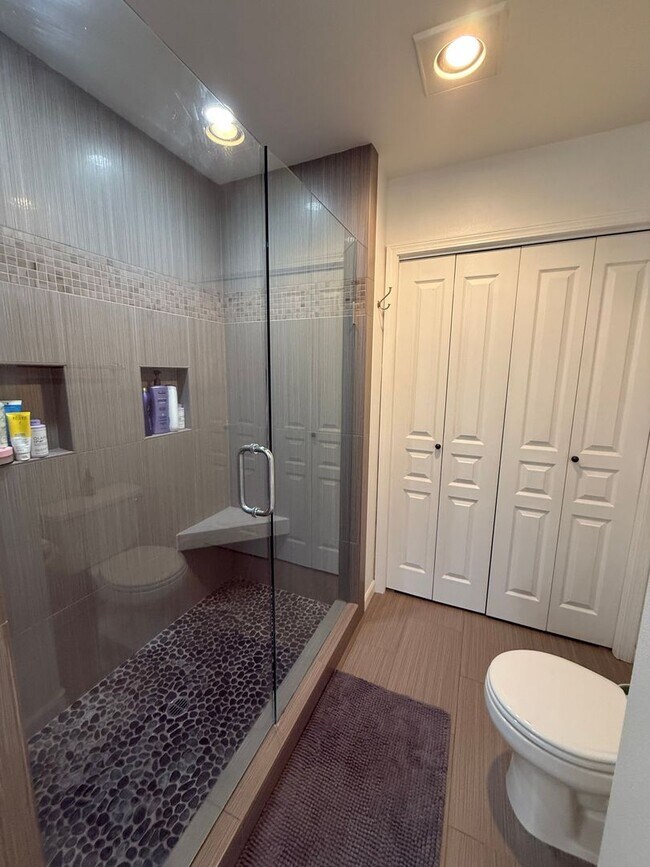 Building Photo - Beautiful 3 Bed/2.5 Bath Home in West Bend - Albany Ave