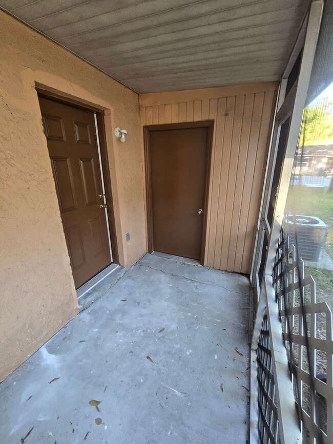 Building Photo - READY TO MOVE IN 2 BD/1 BA DUPLEX