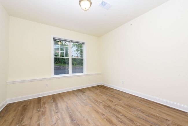 Building Photo - Luxury Living with Extra Space – 1 Bed + D...