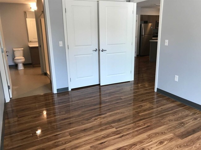 Building Photo - 10 E Ridge Dr