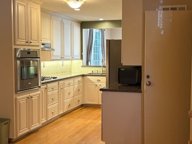 Building Photo - Beautiful Home