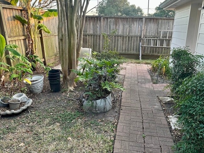 Building Photo - 5659 Lymbar Dr