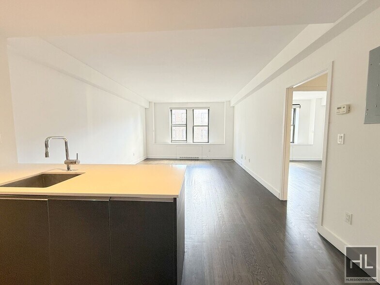 Primary Photo - Large king size 1 bed 1 bath with washer a...