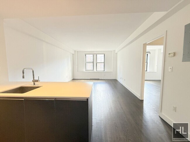 Primary Photo - Large king size 1 bed 1 bath with washer a...