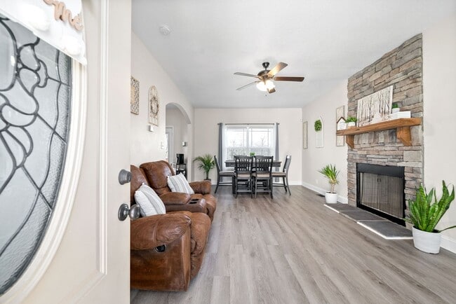 Building Photo - Pet Friendly Three Bedroom with Bonus!