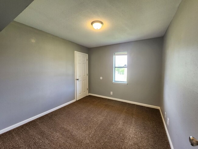 Building Photo - 3 Bedroom 1.5 Bath home in Shawnee!