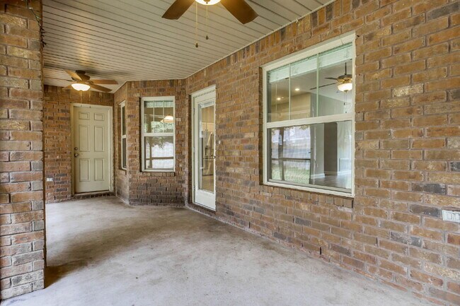 Building Photo - Spacious 4-Bedroom / 3 Bathroom + Office c...
