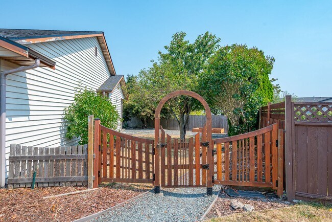 Building Photo - 418 SW Erie Cir