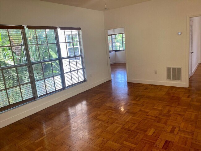 Building Photo - 2921 Sheridan Ave
