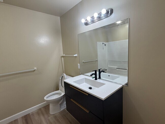 Building Photo - 1048 Mohr Ln
