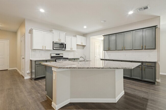 Building Photo - 707 Range Dr