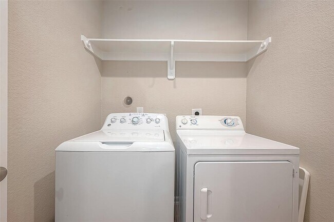 Building Photo - 8700 Laurel Crest Dr