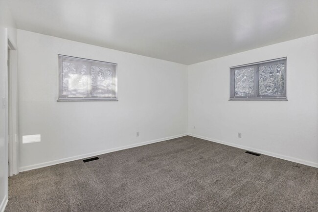 Building Photo - Newly Renovated