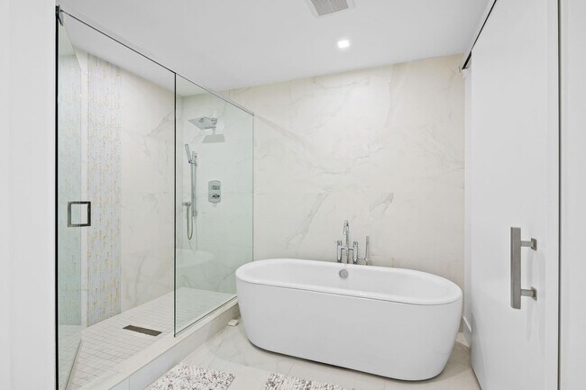 Building Photo - 730 N Ocean Blvd