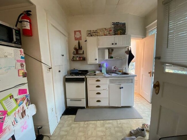 Building Photo - $6,000 | 8 Bedroom, 4 Bathroom Multi Floor...