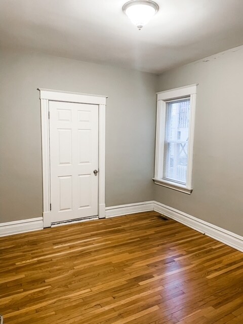 Building Photo - 618 S Hanley Rd