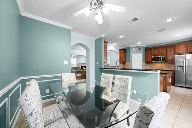 Building Photo - 3410 Skyline Village Dr