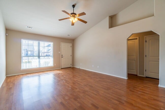 Building Photo - 7827 Huntington Way