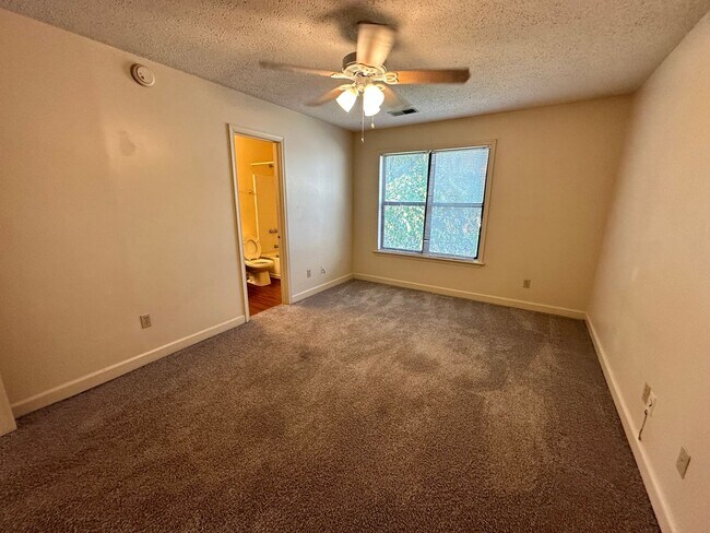 Building Photo - 2 Bedroom Condo in Deerwood Knoll