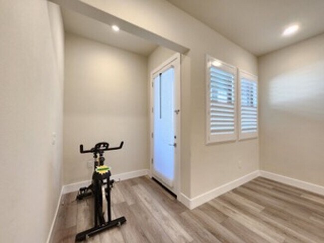 Building Photo - Upscale 2/2 Apartment in The Cannery!