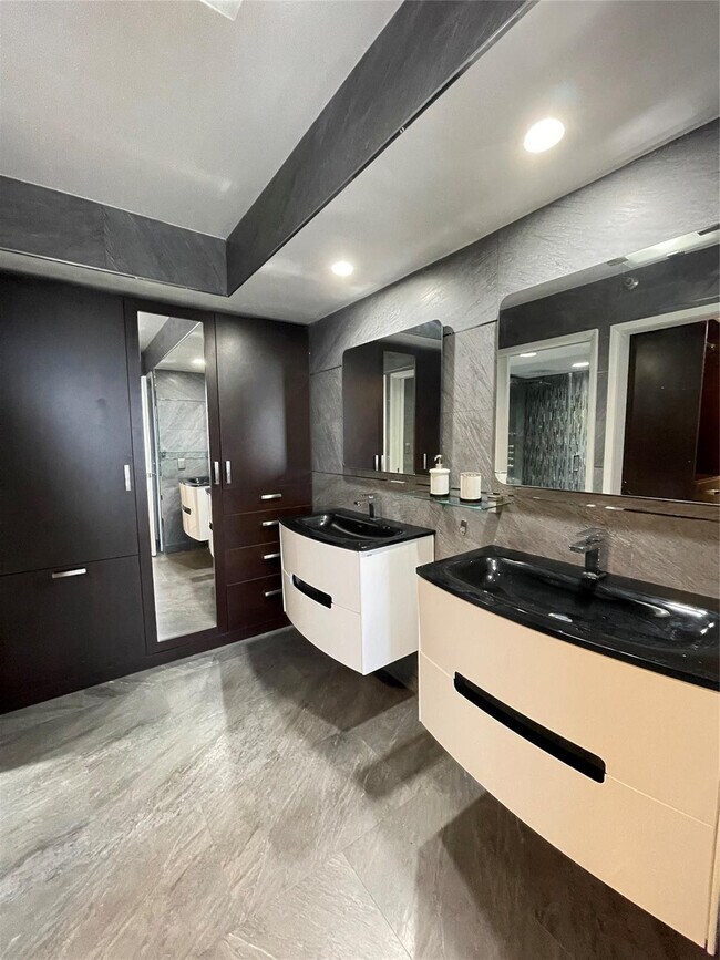 Building Photo - 19101 NE 36th Pl