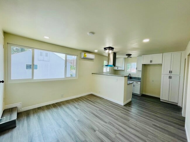Building Photo - 817 W Hellman Ave