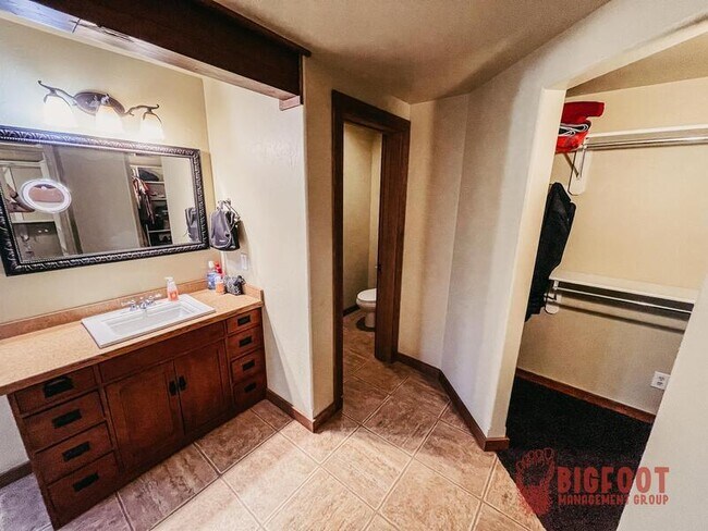 Building Photo - 4015 Green Meadow Dr