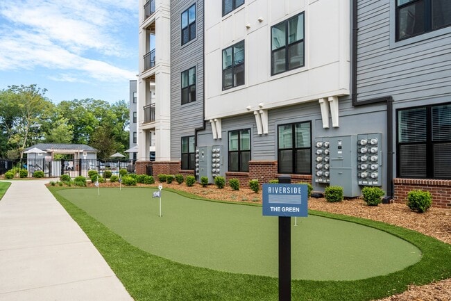 Building Photo - Riverside