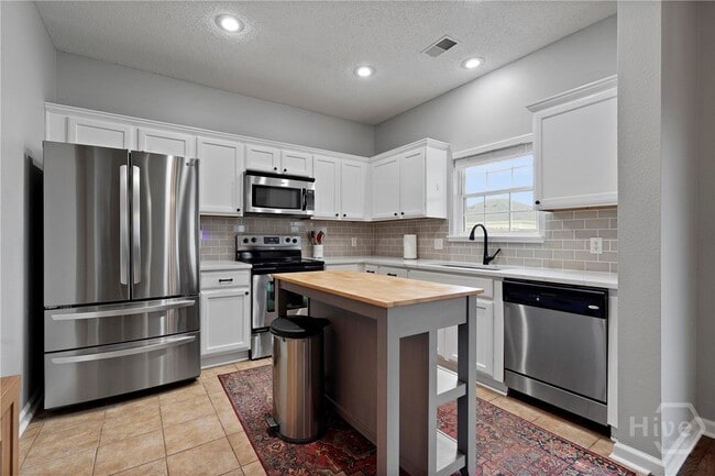 Building Photo - 25 Evergreen Oak Dr