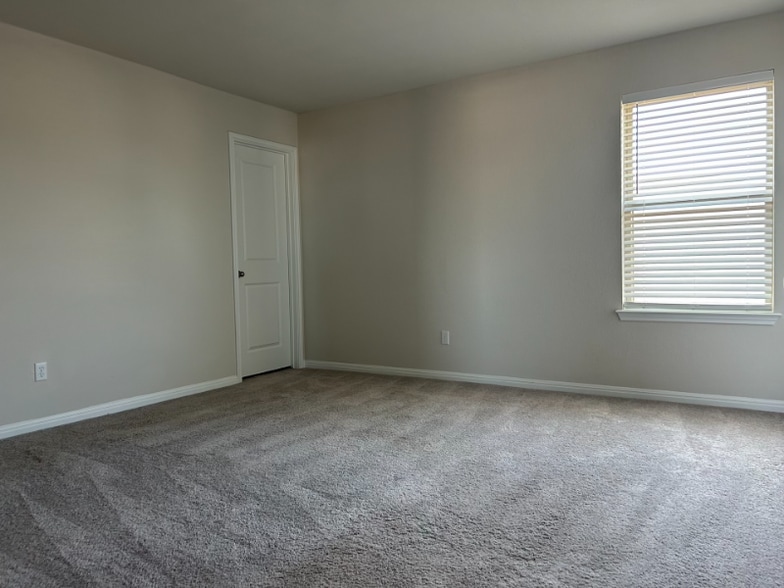 Building Photo - 109 Serpens St