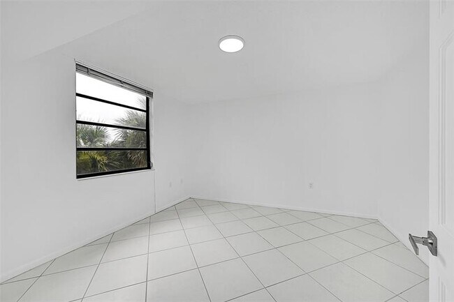 Building Photo - 1703 Whitehall Dr