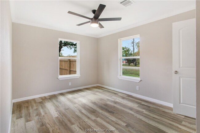 Building Photo - 904 Westview Cir