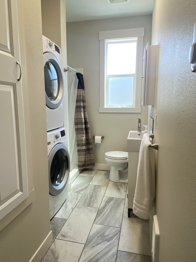 Building Photo - Year Round Rental- 4 bedroom, 2.5 bath in ...